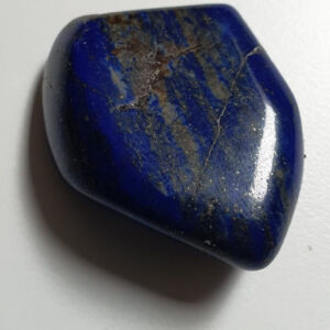 Galet roulé de lapis-lazuli naturel, Afghanistan, XXe siècle, bleu outremer avec inclusions de pyrite et calcite