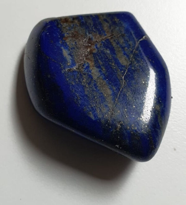 Galet roulé de lapis-lazuli naturel, Afghanistan, XXe siècle, bleu outremer avec inclusions de pyrite et calcite