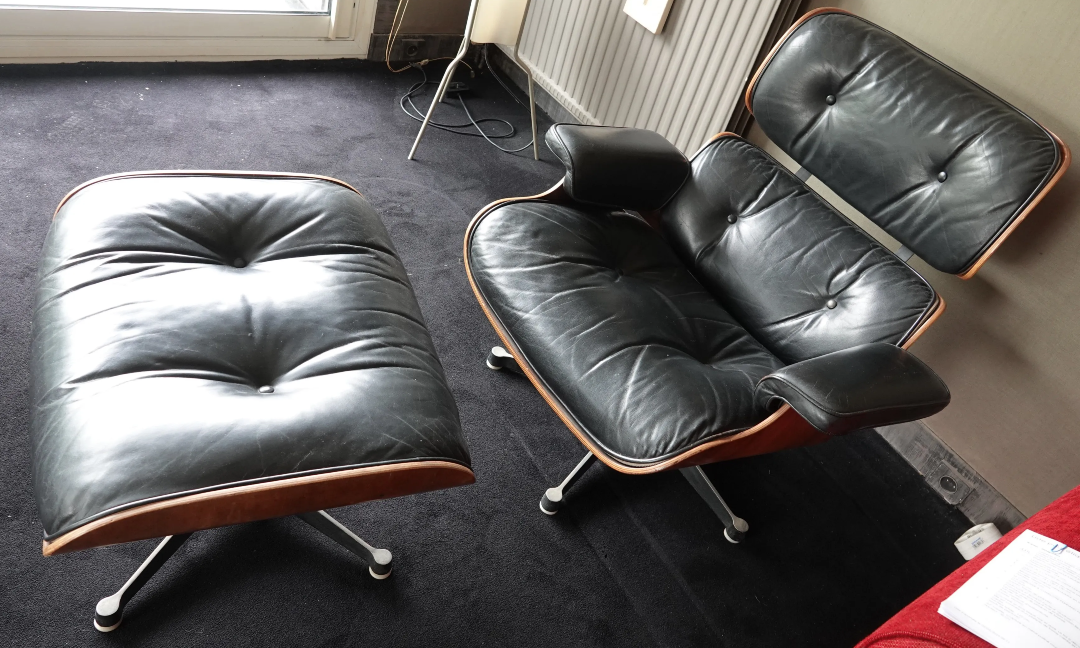 Fauteuil Lounge et Ottoman Eames en palissandre et cuir noir, années 1970, design moderniste américain
