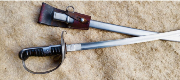 Sabre d’officier de dragons suisse modèle 1896/02 en laiton et acier, lame droite à gorge centrale, fusée filigranée