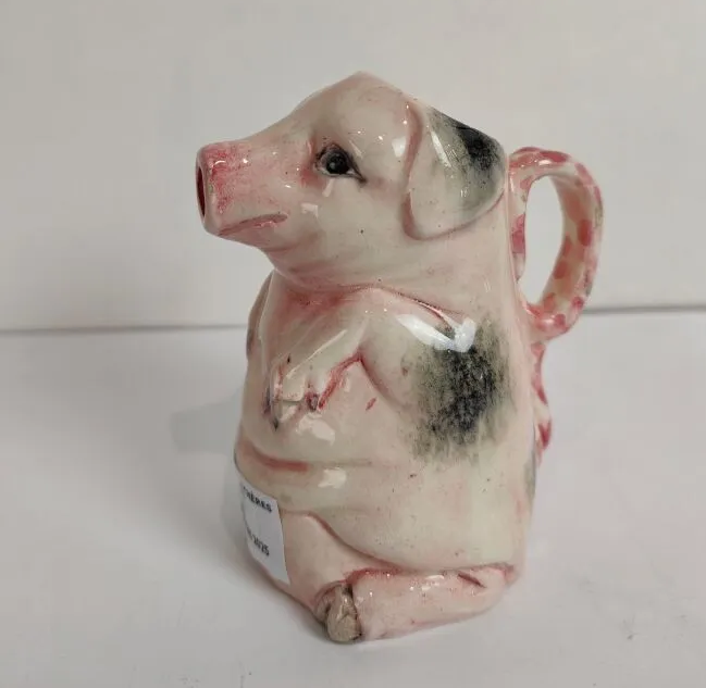 Pichet barbotine cochon debout en faïence émaillée, fin XIXe siècle, attribué à Orchies ou Delphin Massier