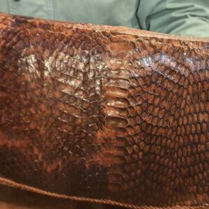 Pochette de soirée en peau de serpent, années 1950-1970, style modernisme tardif, cuir exotique et laiton doré