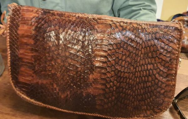 Pochette de soirée en peau de serpent, années 1950-1970, style modernisme tardif, cuir exotique et laiton doré