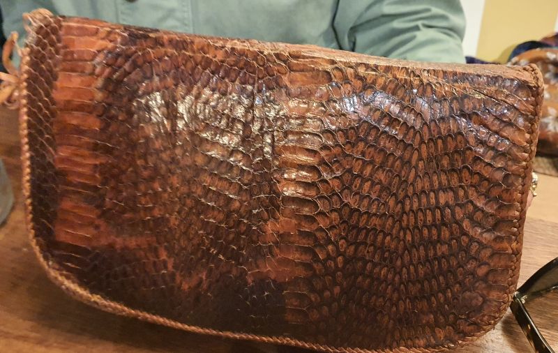 Pochette de soirée en peau de serpent, années 1950-1970, style modernisme tardif, cuir exotique et laiton doré