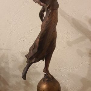 Statue romantique en bronze et marbre, XIXe siècle, figure ailée dynamique sur socle en marbre de Carrare