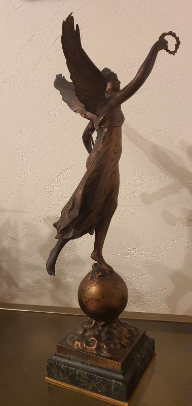 Statue romantique en bronze et marbre, XIXe siècle, figure ailée dynamique sur socle en marbre de Carrare