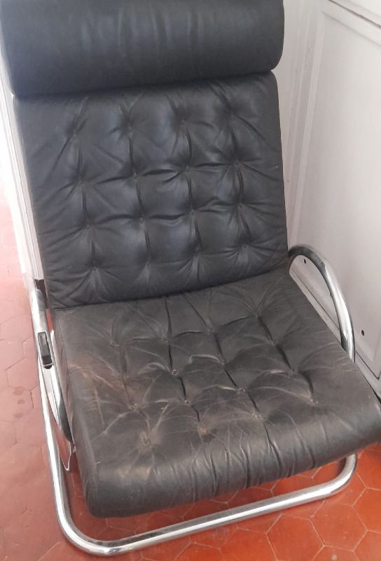 Fauteuil club en cuir et métal, style moderne des années 1950-1960, influence scandinave