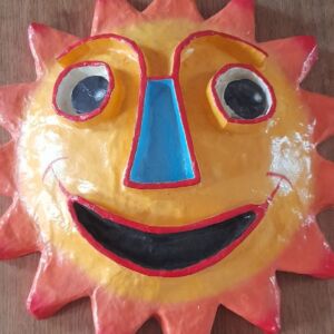 Sculpture en forme de soleil en papier mâché, années 1960-1970, visage souriant avec des yeux ronds et une bouche ouverte, suggérant une expression joyeuse