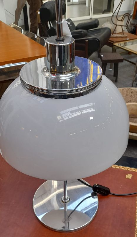 Lampadaire moderne en verre et métal chromé, années 1960-1970, design minimaliste et élégant