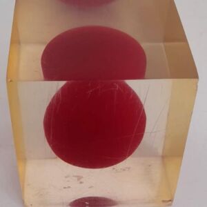 Cube Contemporain en Résine avec Sphères Rouges