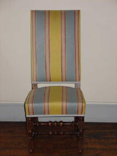 Fauteuil à la Reine Louis XV en Noyer et Soie