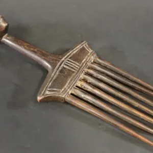 Peigne en Bois Africain Sculpté XXe Siècle