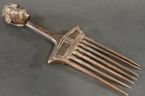 Peigne en Bois Africain Sculpté XXe Siècle