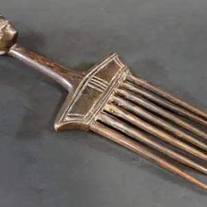 Peigne Africain Sculpté en Bois XIXe Siècle