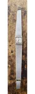 Montre vintage femme en or blanc 18K texturé – Bracelet intégré années 70