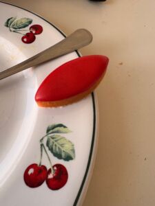 Assiette en Porcelaine Décorée de Cerises et Feuilles