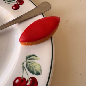 Assiette en Porcelaine Décorée de Cerises et Feuilles